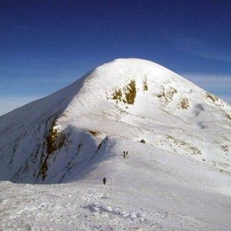 Восхождение на вершину горы Говерла (2061 м). Катание на горных лыжах в Карпатах.