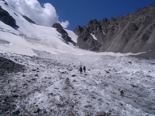 Пологий ледник в цирке горного перевала