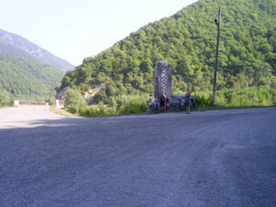 влево идет дорога к село Чагарли