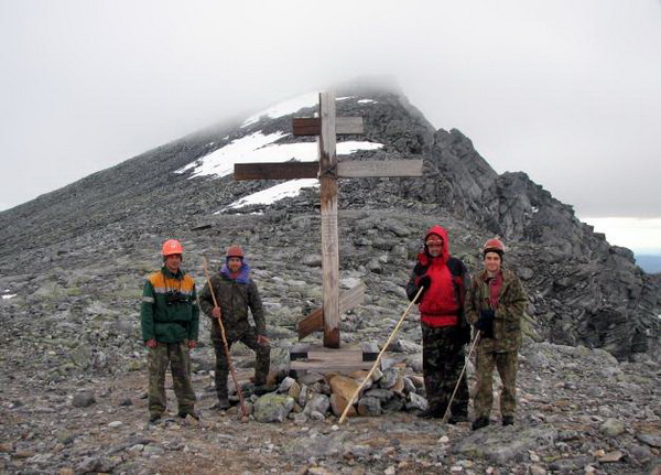 Православный крест в горах Приполярного Урала