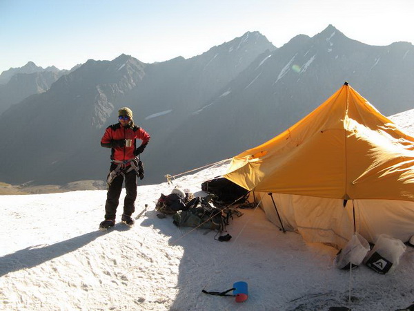 Палатку поставили на снежной полке горного перевала Северный Тянь-Шань